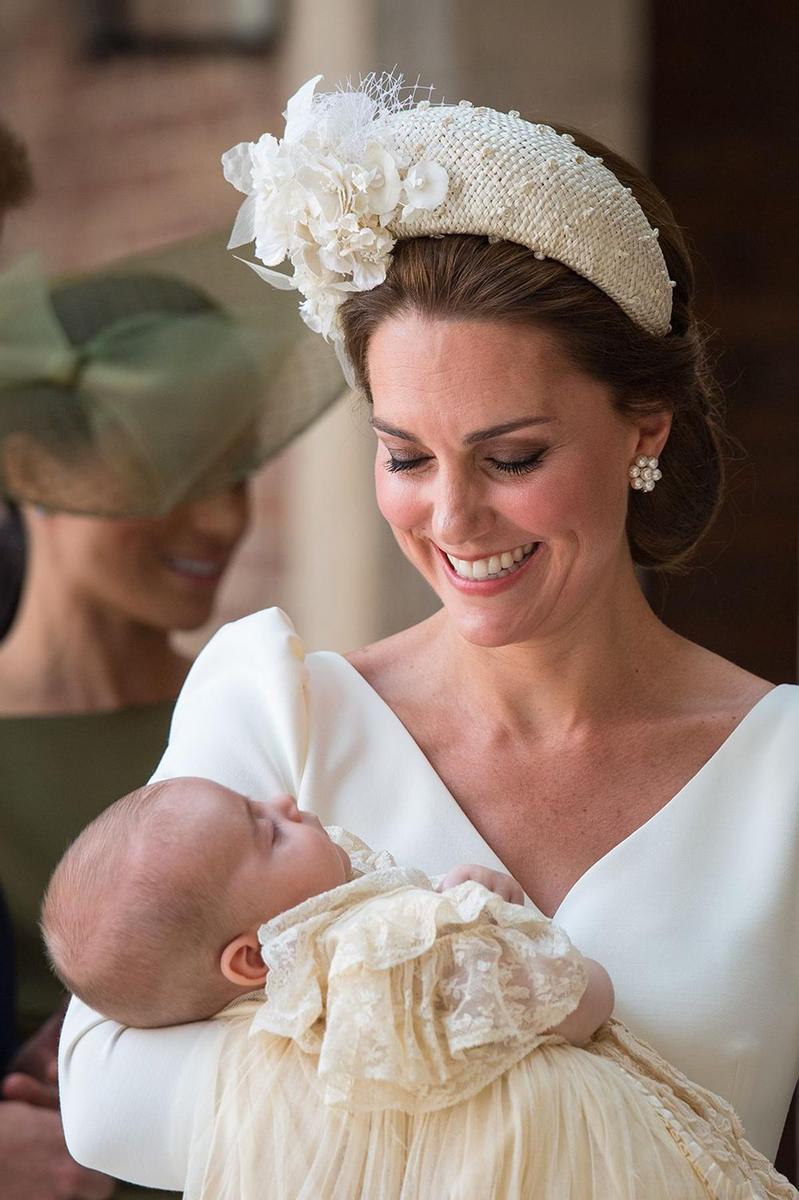 Kate Middleton con el príncipe Louis en el bautizo