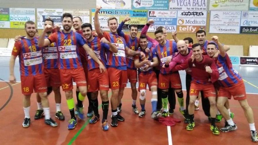 Los jugadores del Almoradí celebran la victoria frente al Alcàsser