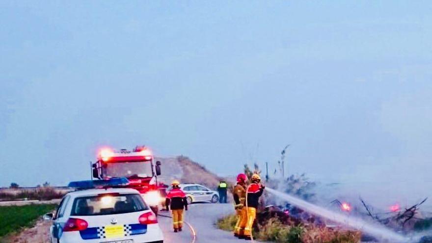 Un incendio arrasa una zona de matorral de Granja de Rocamora llena de escombros