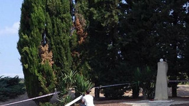 La estatua destrozada de Companys en El Tarròs, su pueblo natal.