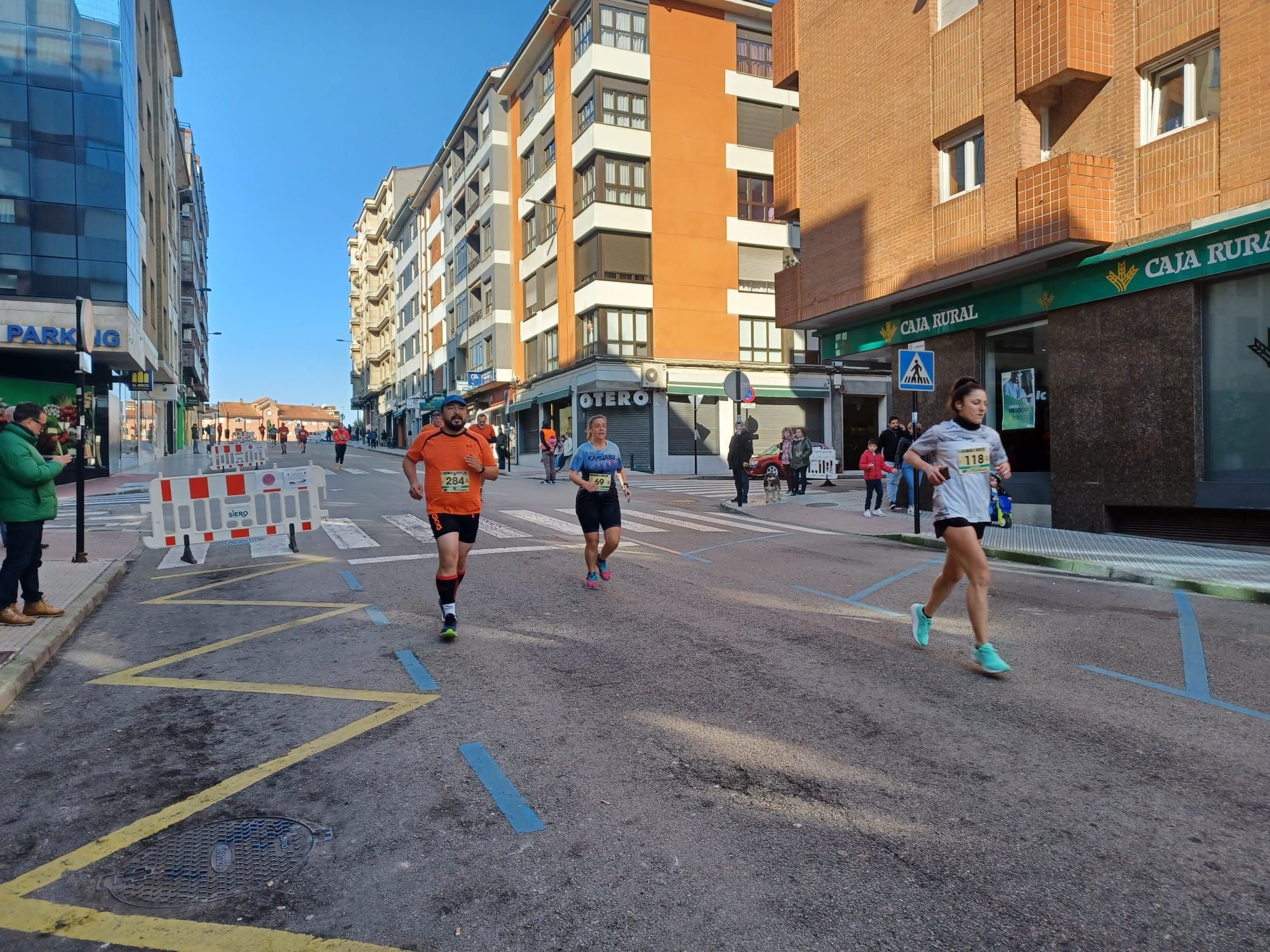 Todas las imágenes de la  XXXIII Media Maratón de Siero: así fue la gran prueba con salida en la Pola