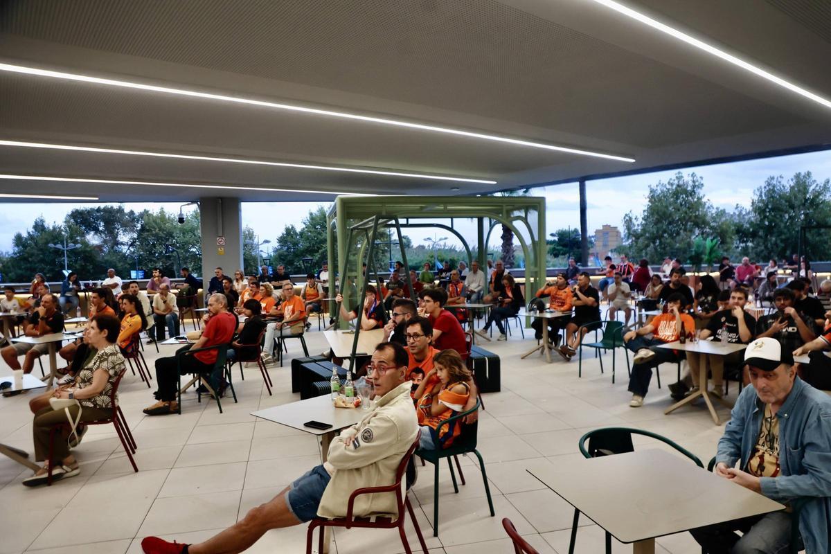 El club habilitó pantallas en el Mercat del Roig Arena