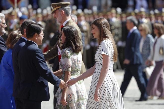 Leonor de Borbón recibe de manos del rey su despacho de alférez tras un año en Zaragoza