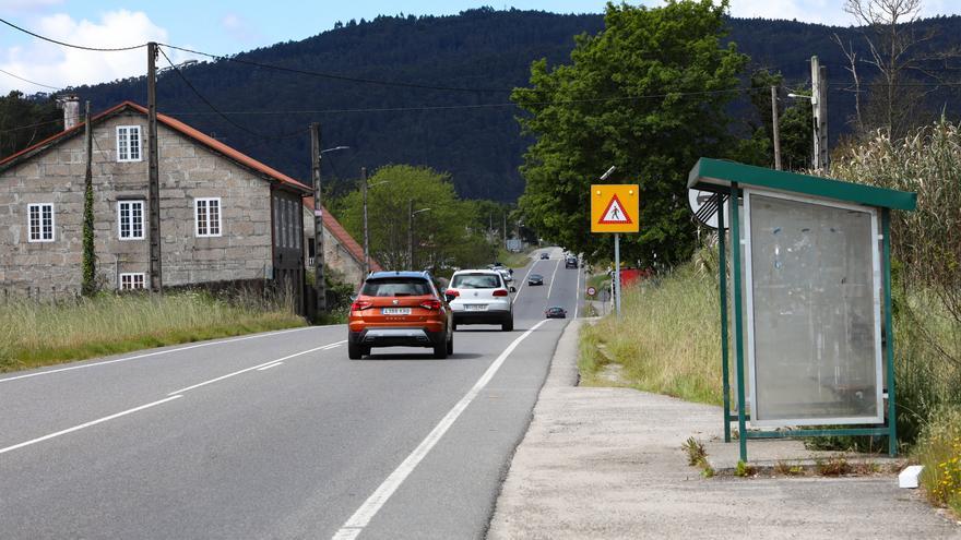 Leve un motorista tras chocar con un coche en Ponteareas