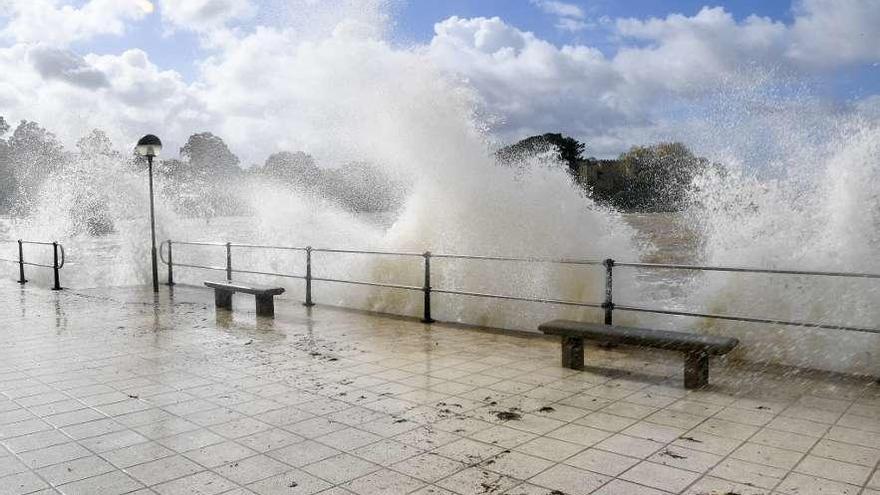 Las olas golpean con fuerza ayer en Santa Cruz.
