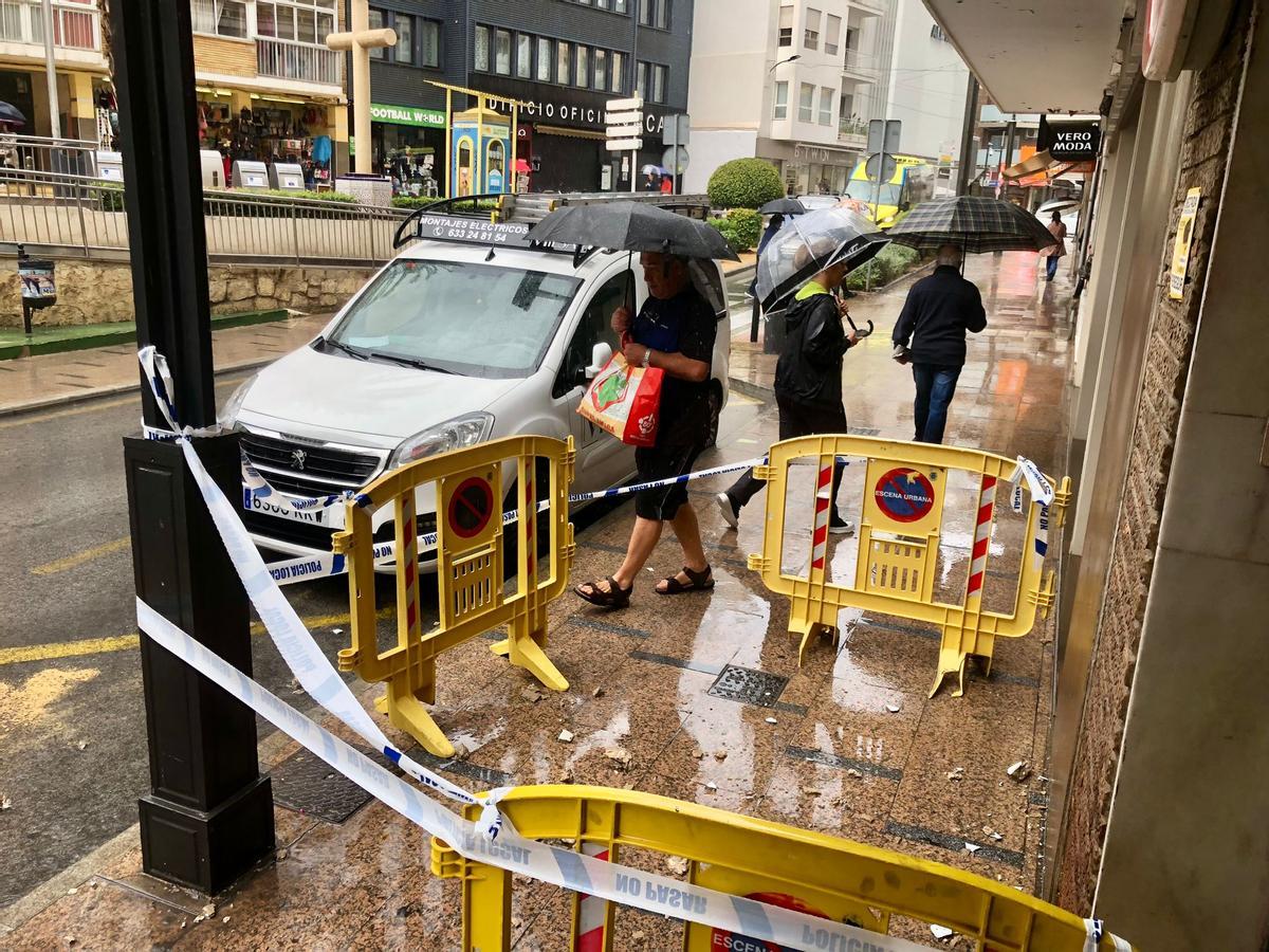 Desprendimientos de cornisa por la tromba de agua en Benidorm.