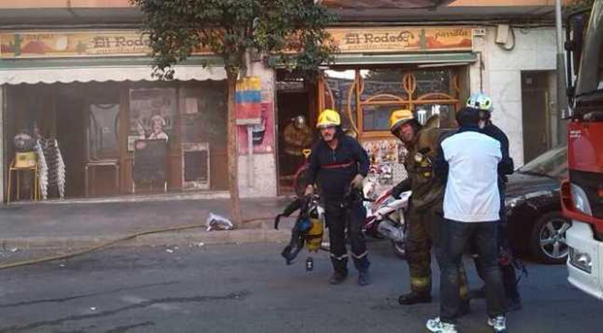 Un incendio obliga a desalojar a 16 familias de dos edificios