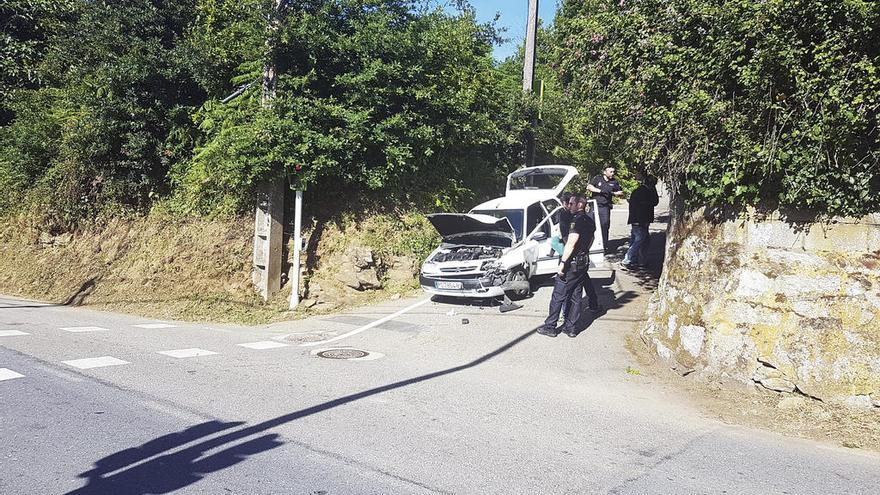 Los agentes supervisaron el coche del varón tras localizar una bolsa verde con cocaína. // A. Blanco