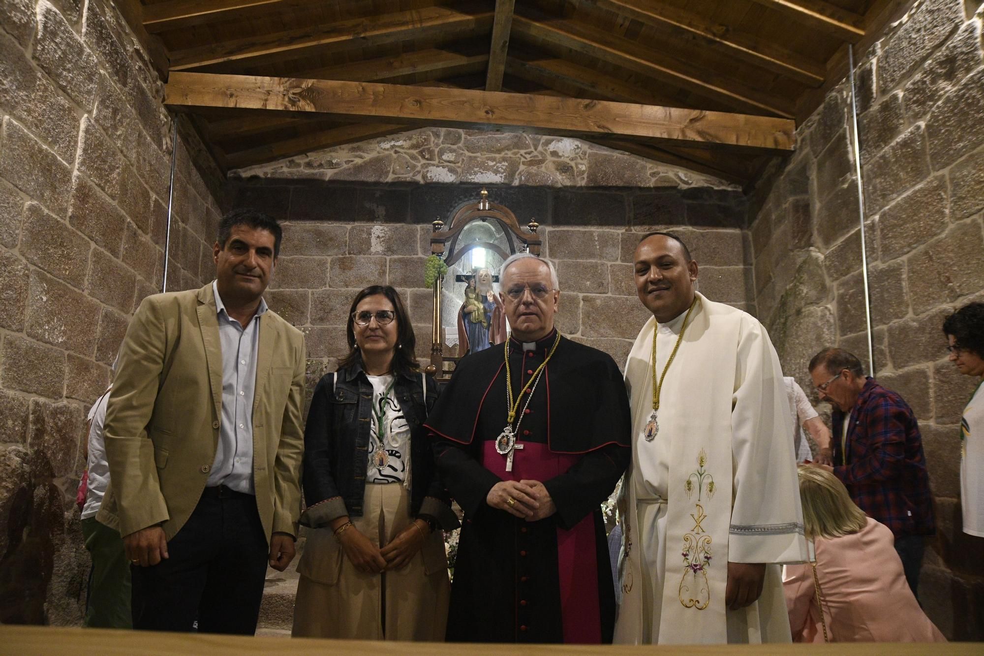 El delegado de la Xunta, la alcaldesa, el obispo y el párroco, delante de la imagen de Santa Ana, en la capilla reconstruida