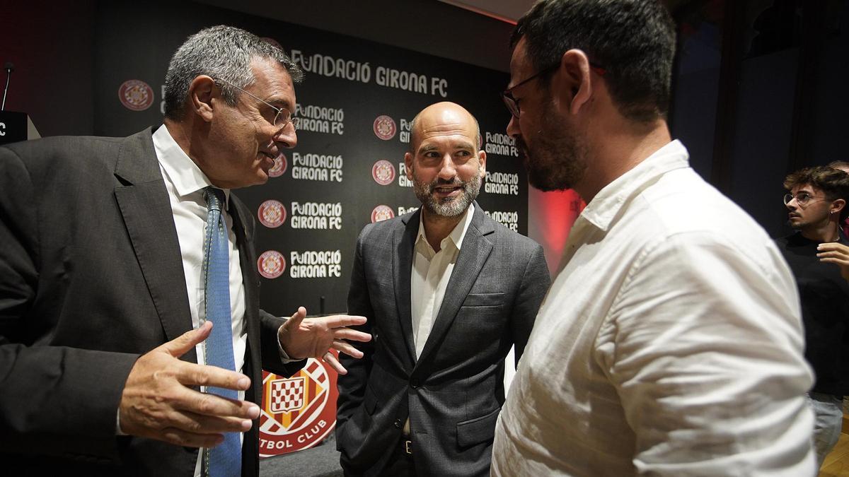 Salellas, a la dreta, parlant amb Pere Guardiola i Miquel Noguer