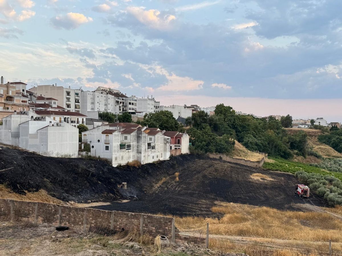 Los bomberos actuan en el lugar del último incendio en Montilla.