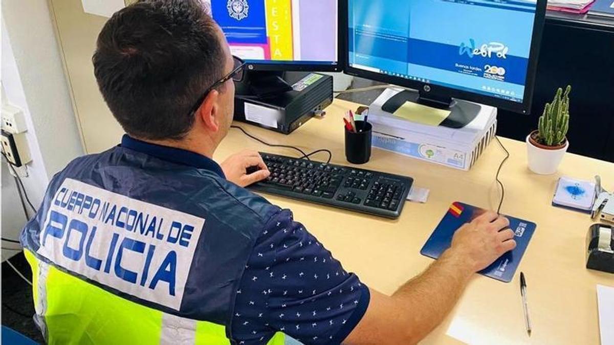 Agente del Grupo de Delitos Informáticos de la Policía Nacional