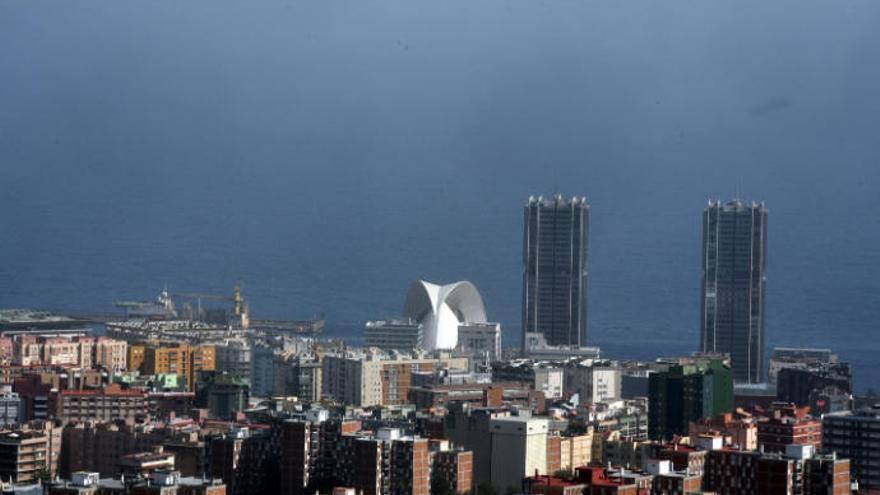 Lunes intervalos nubes medias y altas, y posible calima en Canarias