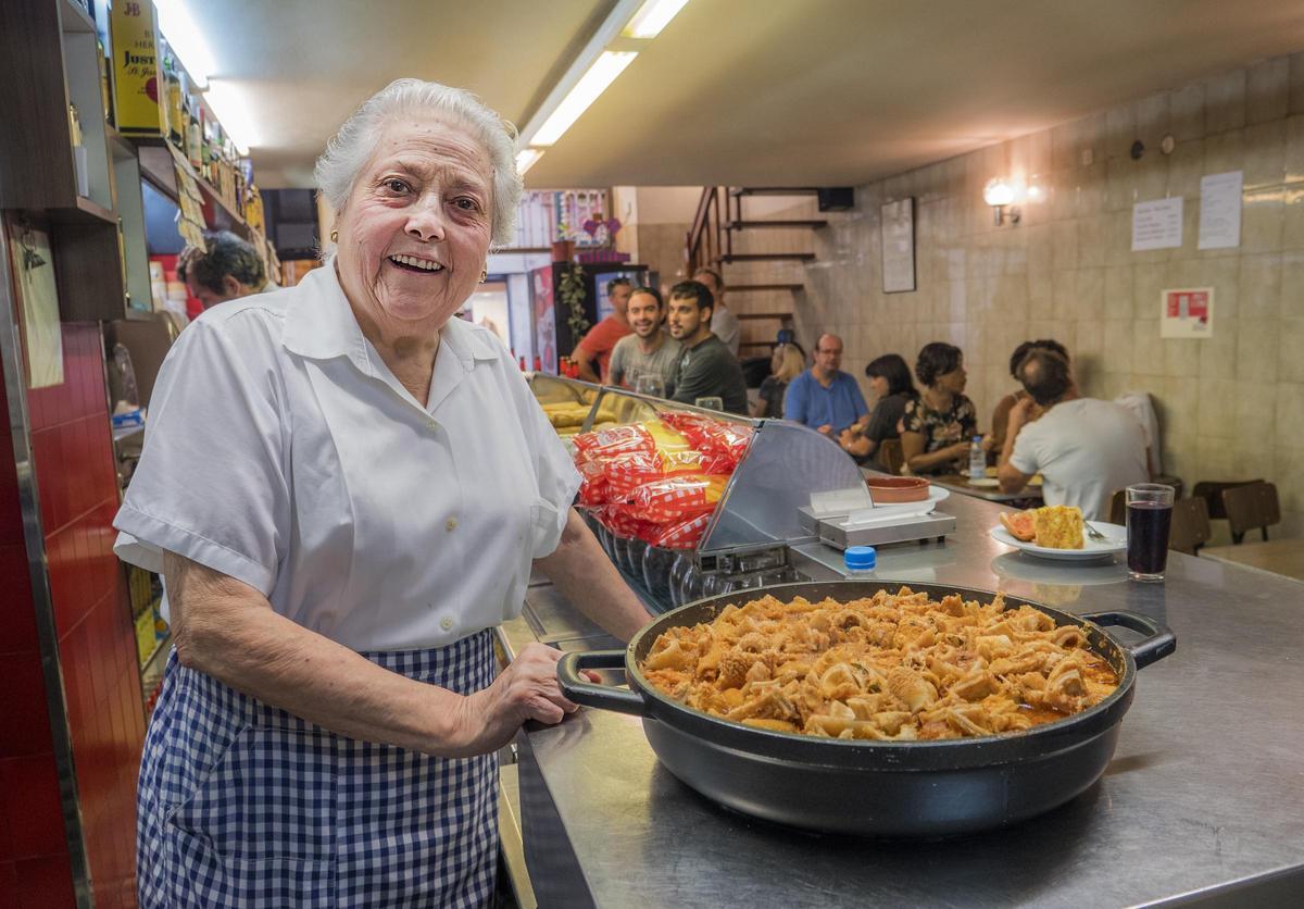 Montserrat Sabadell, en la barra del Brusi con su especialidad, los callos a la catalana, en 2017.