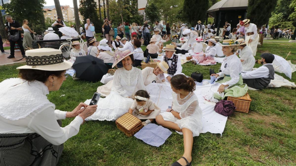 Pícnic en el Paseo de Cervantes en el que los ciudadanos, vestidos de época, se congregan con cestas llenas de alimentos