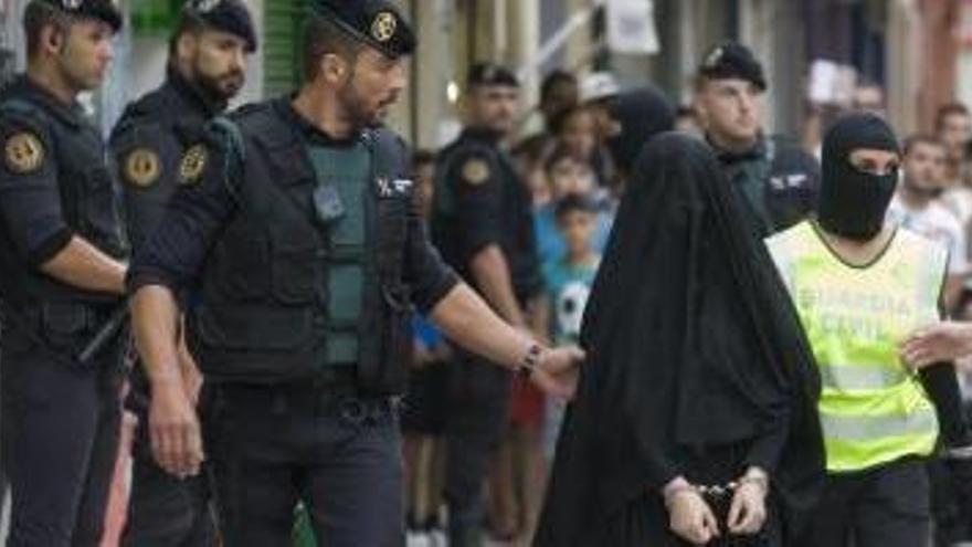 La detención de la yihadista de Gandia moviliza a los islamistas en Twitter