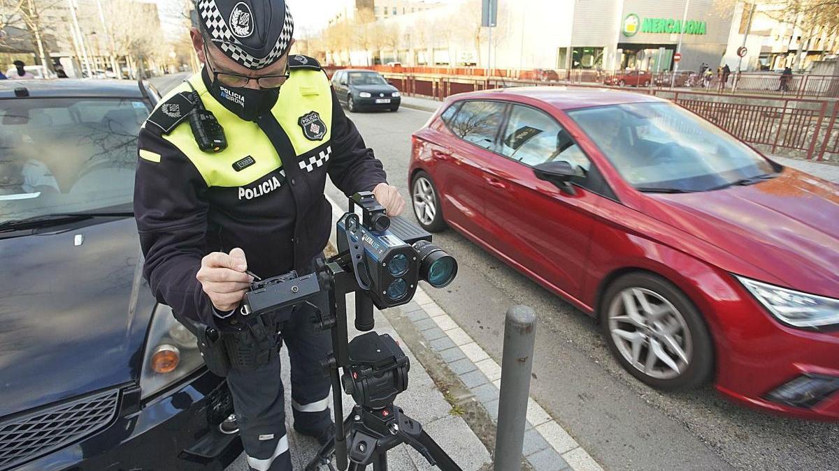 Un agent de la Policia Municipal de Girona amb un radar mòbil