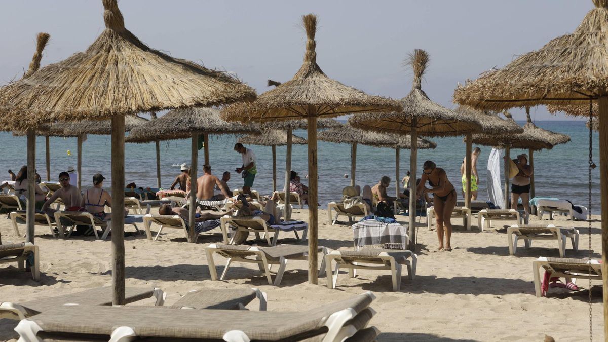Hamacas en Platja de Palma este verano.