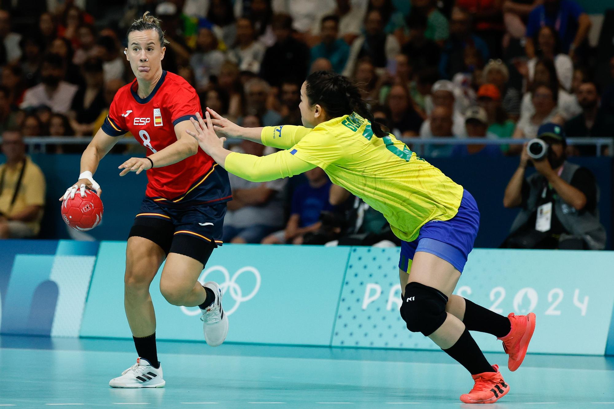 Silvia Arderius intenta zafarse d&#039;una defensa en l&#039;Espanya-Brasil dels Jocs Olímpics de París