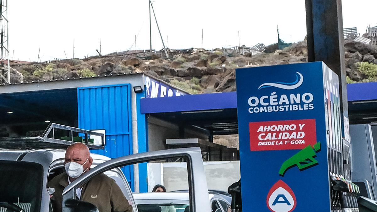 Conductores grancanarios en el día de inicio de la ayuda de 20 céntimos a la gasolina