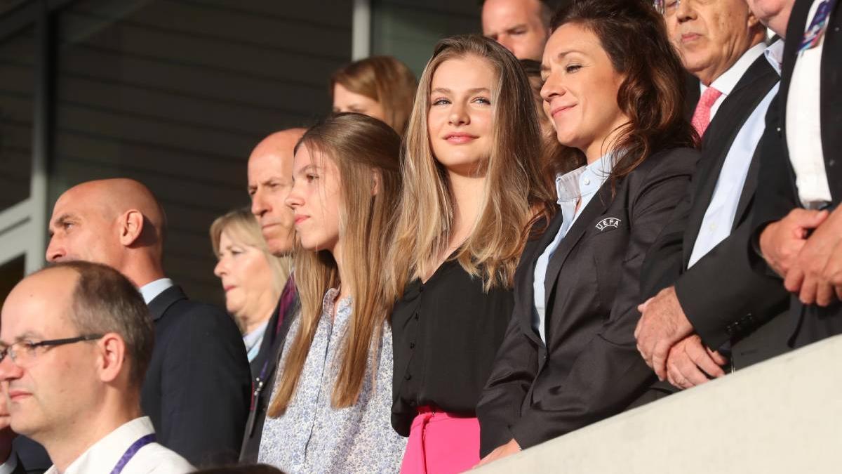 La infanta Leonor junto a su hermana, la infanta Sofía, en el partido de la Eurocopa entre la selección española de fútbol y la de Dinamarca