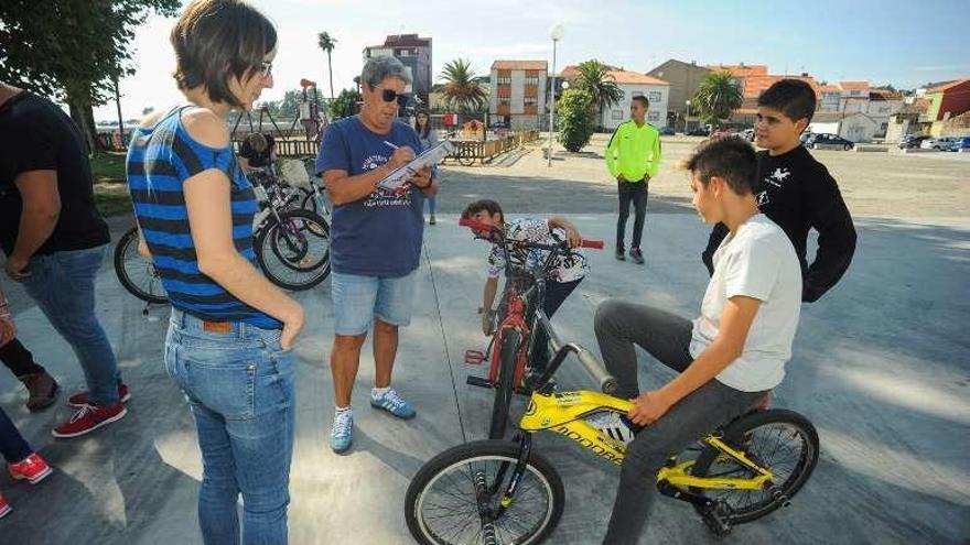 Taller de arreglo de bicicletas en O Regueiro. // Iñaki Abella