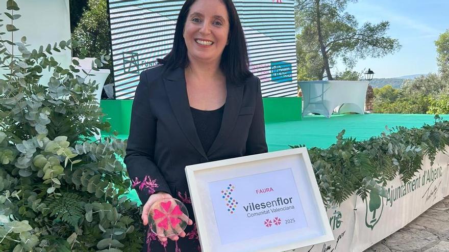 La alcaldesa, con el reconocimiento.