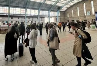 Usuarios de tren denuncian que los retrasos en el Eje Atlántico se han vuelto crónicos