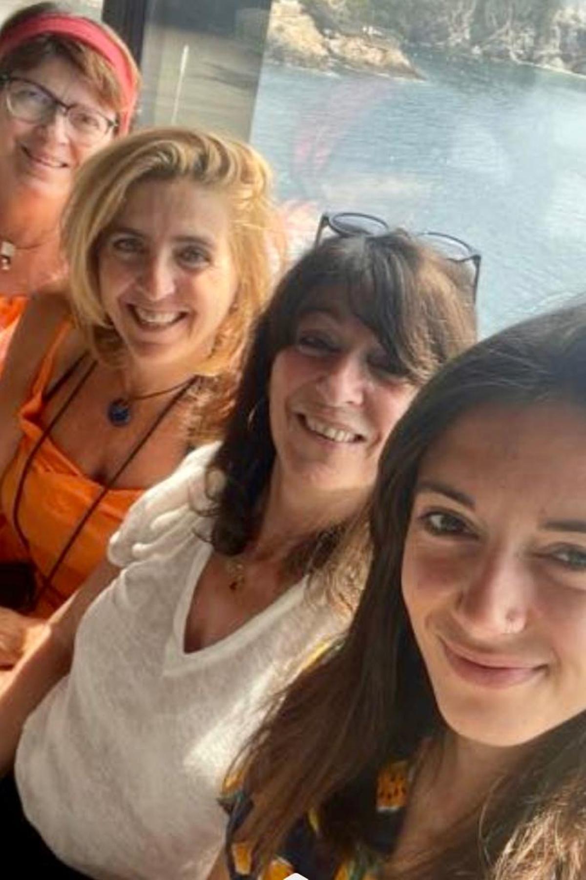 Aitanaa junto a su madre y sus tías durante una comida familiar