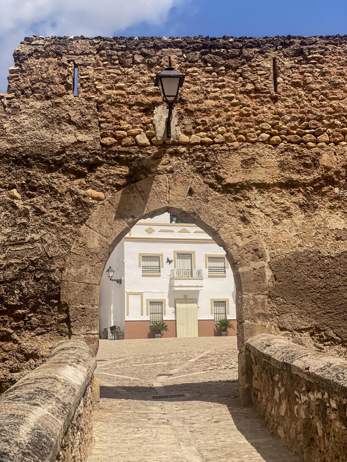 Arco y muralla en el castillo de Buñol, España