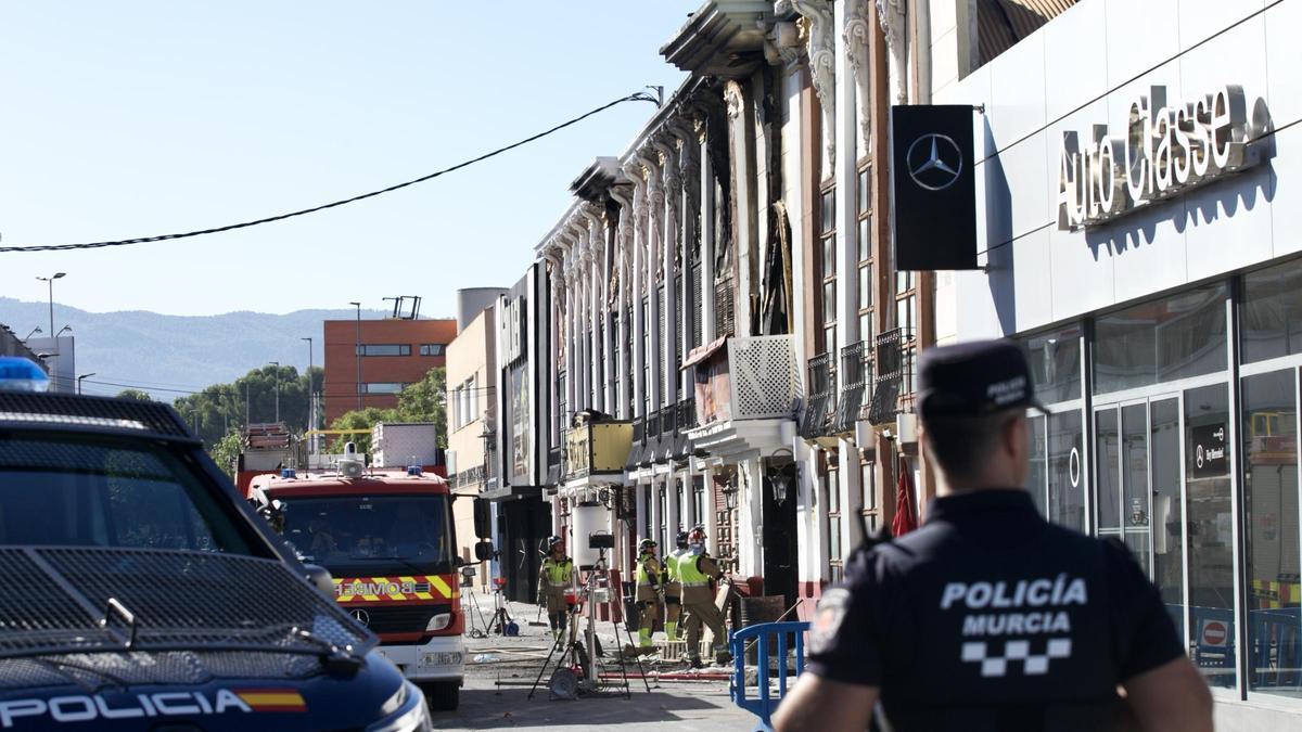 Agentes policiales y Bomberos, junto a las discotecas La Fonda y Teatre, en la mañana de este lunes.