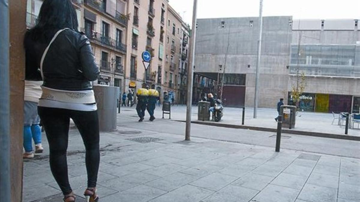 Coexistencia 8 Una pareja de policías pasea por la calle de Robador, entre la Filmoteca y una prostituta.