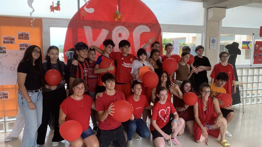 El IES Sant Agustí se viste rojo para concienciar sobre el KBG