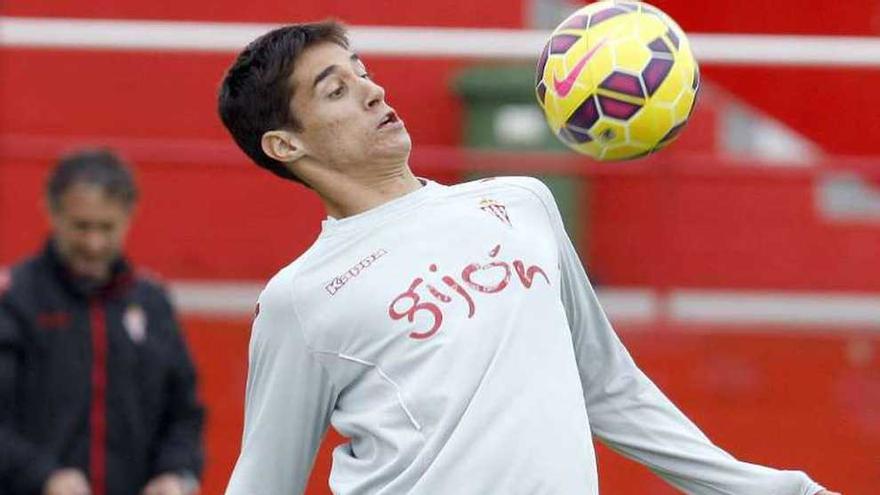 Pablo Pérez controla el balón durante un entrenamiento.