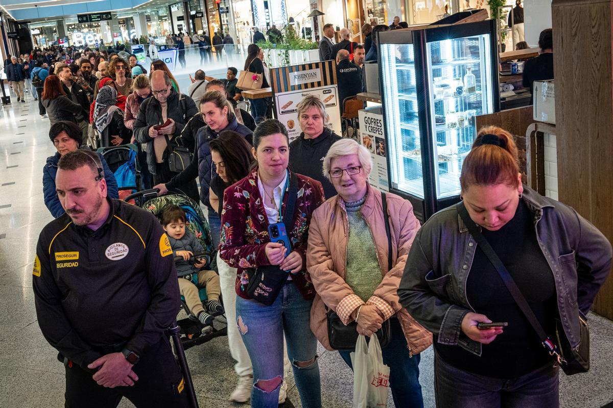 Furor y ofertas en el estreno de la primera tienda en Barcelona del outlet de grandes marcas TK-Maxx