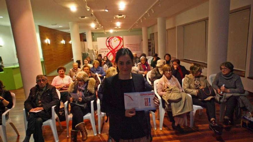 La investigadora Laura Muinelo, ayer, a punto de hablar en A Estrada de biopsia líquida. // Bernabé / Adrián R.