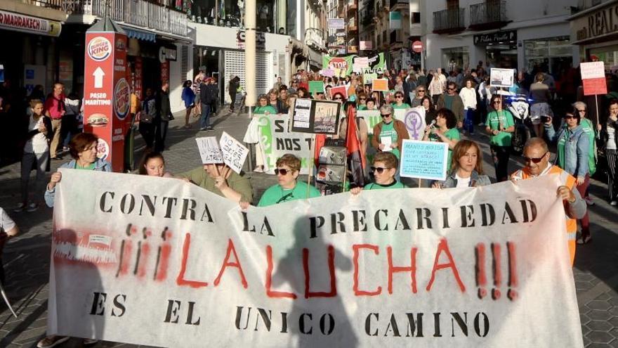 La cabecera de la manifestación, recorriendo el Paseo de la Carretera.