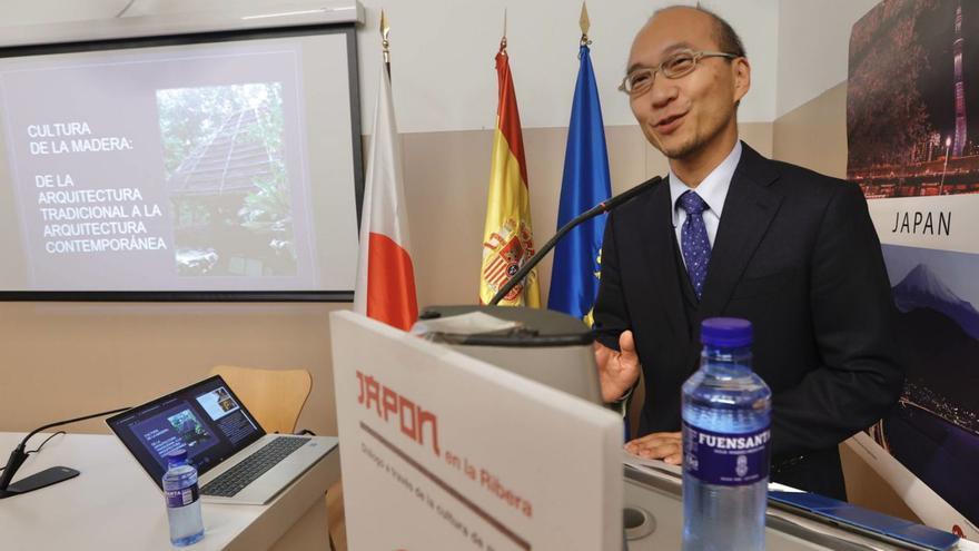 Shinji Minami, ministro de la Embajada de Japón en España, impartiendo la conferencia inaugural. | Miki López
