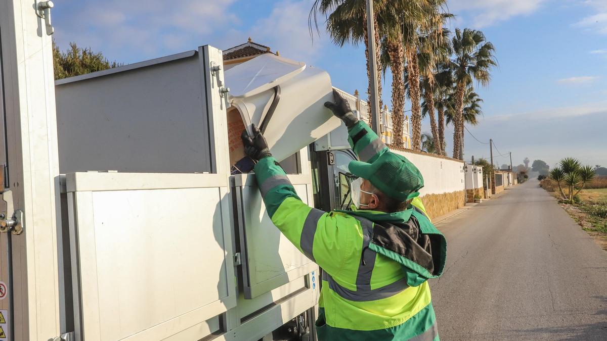 Recogida de basura puerta a puerta, en una localidad alicantina.
