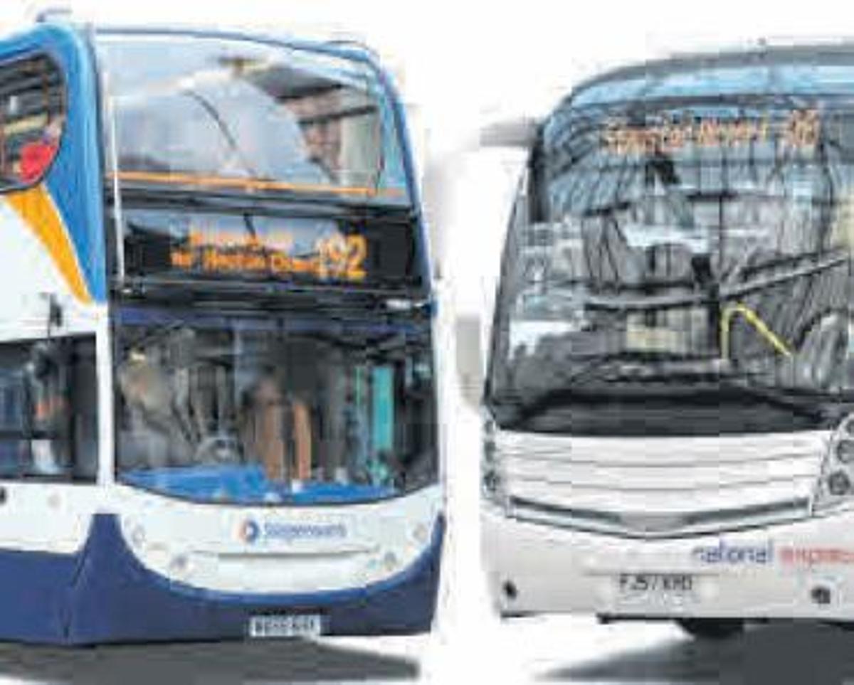 Autobús urbano de Stagecoach (izquierda) y autocar de rutas de largo  recorrido de National Express.