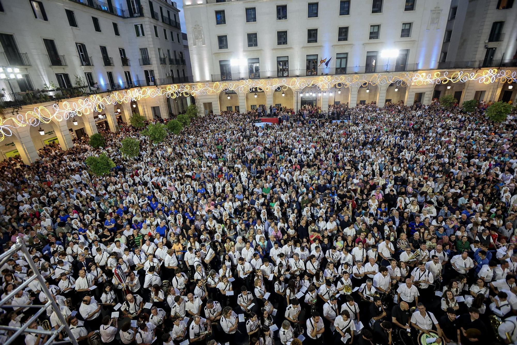 Resumen de los actos de inicio de las Hogueras 2024 ( Mascletà, Pasodoble, Homenaje Foguerers y Barraquers, desfile del Pregón y Pregón oficial )