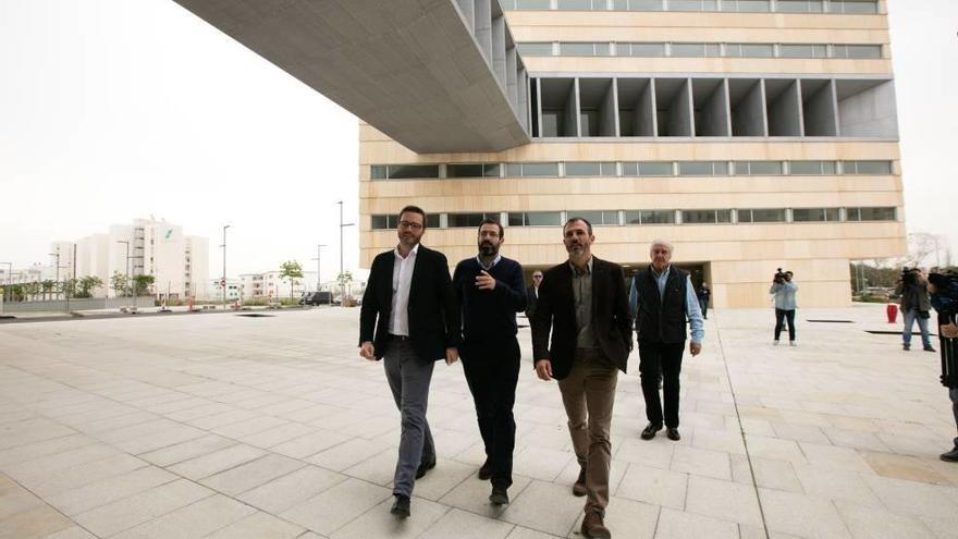 El alcalde Hila (izq.) y el vicepresidente del Govern Barceló (dcha.), en una visita al Palacio.