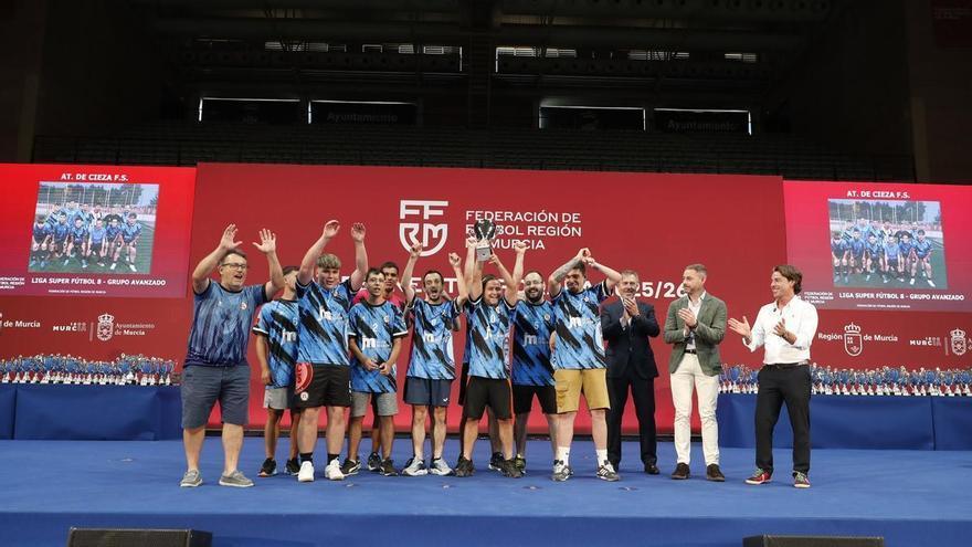 La Federación de Fútbol de la Región de Murcia galardona a los campeones del curso 2026-2027