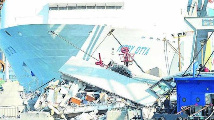 Al menos ocho muertos al derribar un buque la torre de control en Génova