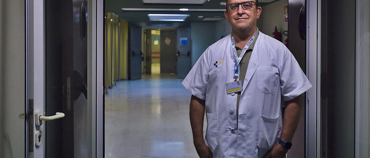 El psicólogo clínico Héctor Montesdeoca, en el Hospital Universitario Insular de Gran Canaria. | | ANDRÉS CRUZ
