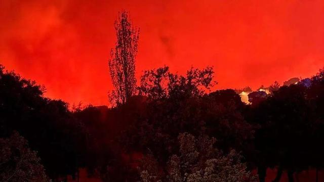 Incendi a la població de Fresnedillas de la Oliva.  | CEDIDA