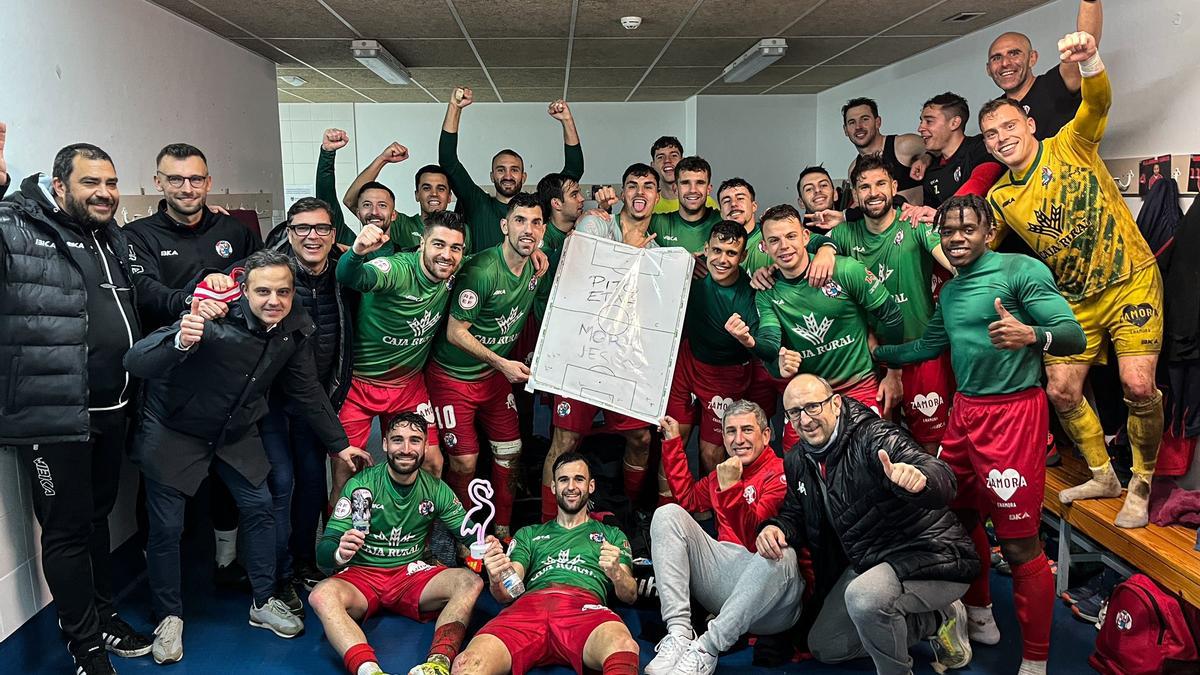 El equipo celebra su victoria en Pontevedra