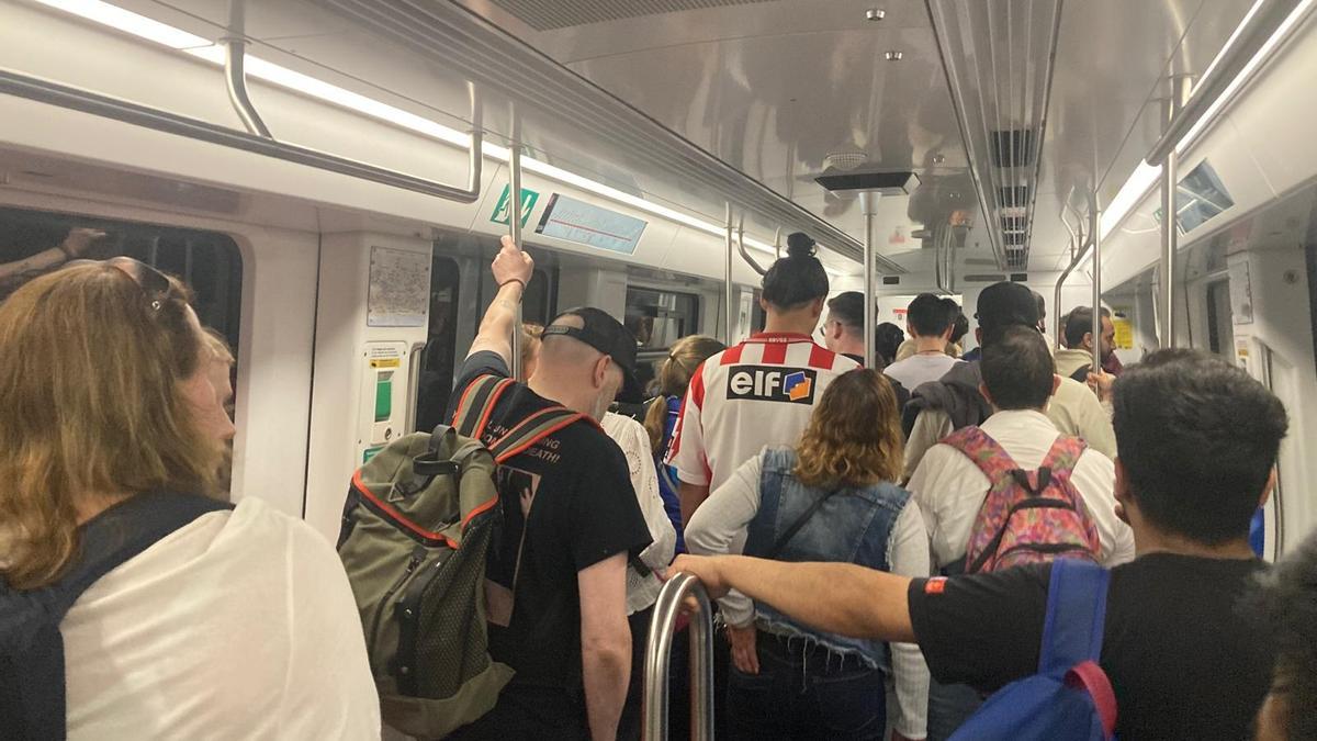 Los pasajeros de la L1 atrapados en un túnel, esperando a salir del metro por la puerta del maquinista.