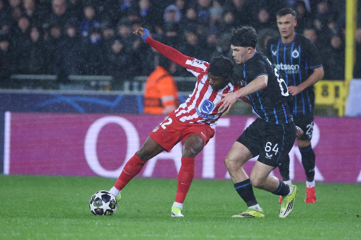 Ademola Lookman, del Atlético de Madrid (izquierda), y Kyriani Sabbe, del Brujas, disputan el balón durante el partido de ida de los playoffs de la Liga de Campeones entre el Brujas y el Atlético de Madrid Ademola Lookman, del Atlético de Madrid (izquierda), y Kyriani Sabbe, del Brujas, disputan el balón durante el partido de ida de los playoffs de la Liga de Campeones entre el Brujas y el Atlético de Madrid