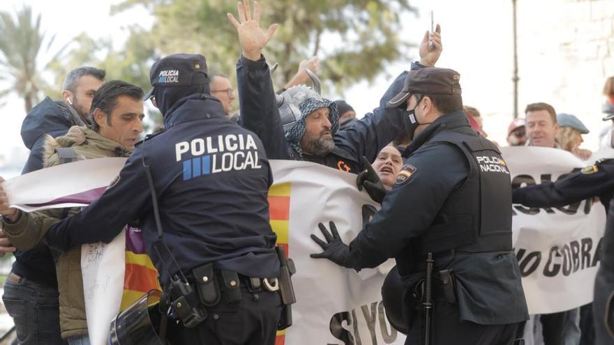 Más de 300 personas se concentran ante el Palacio de la Almudaina al grito de 'libertad' y 'Armengol dimisión'